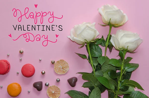 흰 장미, macarons 및 글자의 세인트 발렌타인의 날 빈티지 구성 — 스톡 사진