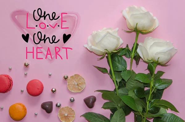 Sevgililer günü vintage kompozisyon beyaz gül, macarons ve yazı