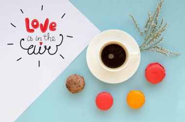 Not aşk itirafı ve kahve ile Sevgililer günü genel gider kompozisyonu