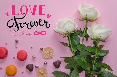 Sevgililer günü vintage kompozisyon beyaz gül, macarons ve yazı