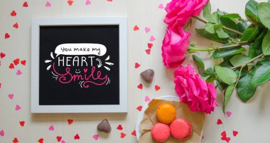 St Sevgililer günü vintage bileşimi beyaz fotoğraf çerçevesi, pembe gül buketi 