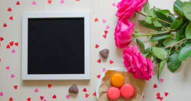 St Sevgililer günü vintage bileşimi beyaz fotoğraf çerçevesi, pembe gül buketi 