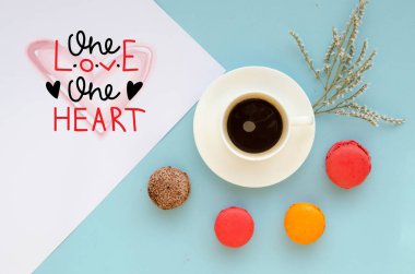 Not aşk itirafı ve kahve ile Sevgililer günü genel gider kompozisyonu