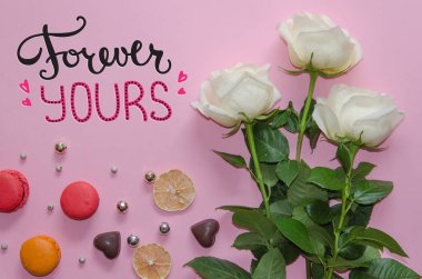 Sevgililer günü vintage kompozisyon beyaz gül, macarons ve yazı