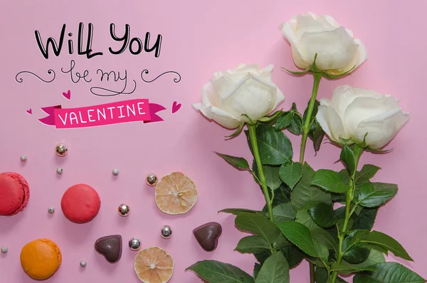 Composição vintage do Dia de São Valentim de rosas brancas, macarons e letras — Fotografia de Stock