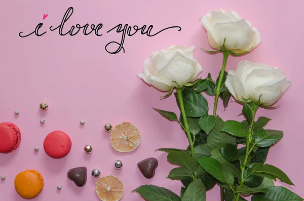 Sevgililer günü vintage kompozisyon beyaz gül, macarons ve yazı — Stok fotoğraf