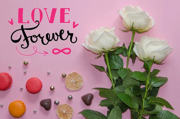 Sevgililer günü vintage kompozisyon beyaz gül, macarons ve yazı