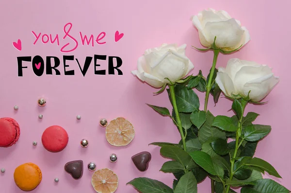 Sevgililer günü vintage kompozisyon beyaz gül, macarons ve yazı