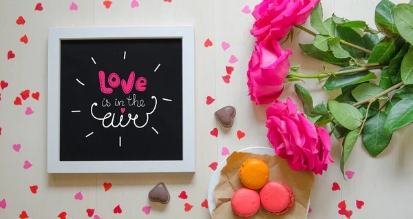 St Sevgililer günü vintage bileşimi beyaz fotoğraf çerçevesi, pembe gül buketi 