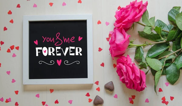 St Sevgililer günü vintage bileşimi beyaz fotoğraf çerçevesi, pembe gül buketi 