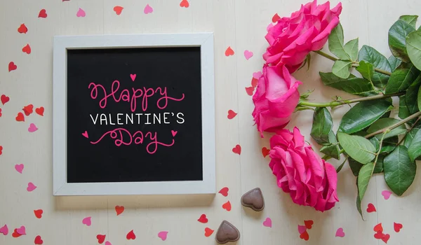 St Sevgililer günü vintage bileşimi beyaz fotoğraf çerçevesi, pembe gül buketi 