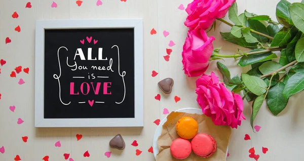 St Sevgililer günü vintage bileşimi beyaz fotoğraf çerçevesi, pembe gül buketi 