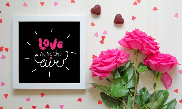 St Sevgililer günü vintage bileşimi beyaz fotoğraf çerçevesi, pembe gül buketi 