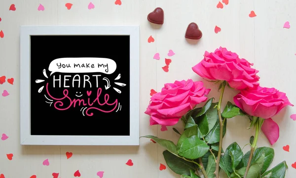 St Sevgililer günü vintage bileşimi beyaz fotoğraf çerçevesi, pembe gül buketi 