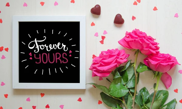 St Sevgililer günü vintage bileşimi beyaz fotoğraf çerçevesi, pembe gül buketi 