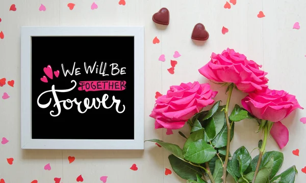 St Valentijnsdag vintage samenstelling van witte foto frame, roze rozen boeket — Stockfoto