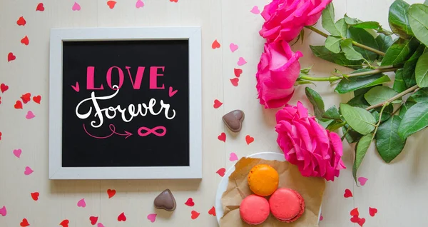 St Sevgililer günü vintage bileşimi beyaz fotoğraf çerçevesi, pembe gül buketi 