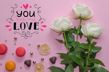 Sevgililer günü vintage kompozisyon beyaz gül, macaronand ve yazı