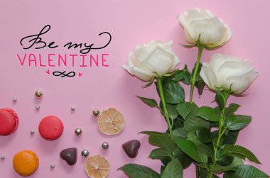 Sevgililer günü vintage kompozisyon beyaz gül, macaronand ve yazı