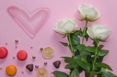 Sevgililer günü vintage kompozisyon beyaz gül, macaronand ve yazı