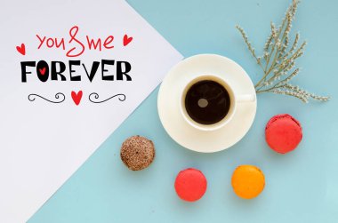 Not aşk itirafı ve kahve ile Sevgililer günü genel gider kompozisyonu