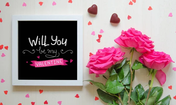 Composição vintage do Dia de São Valentim de moldura de foto branca com citação de amor — Fotografia de Stock