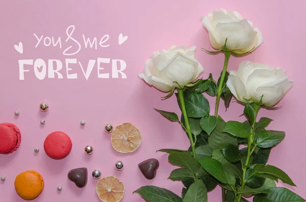 흰 장미, macaronand 및 글자의 세인트 발렌타인의 날 빈티지 구성 — 스톡 사진