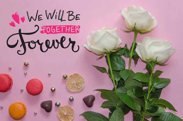 День Святого Валентина vintage композиції з троянди білі, macaronand та написи — стокове фото