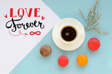 Not aşk itirafı ve kahve ile Sevgililer günü genel gider kompozisyonu