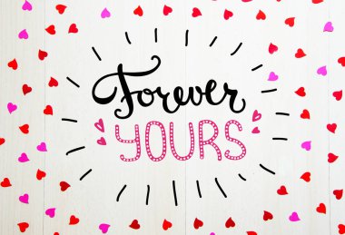 St Sevgililer günü vintage bileşimi elle çizilmiş yazı ve kağıt Kalpler