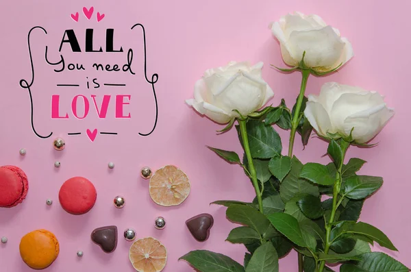 St valentine 's day vintage composition aus weißen Rosen, Macarons — Stockfoto