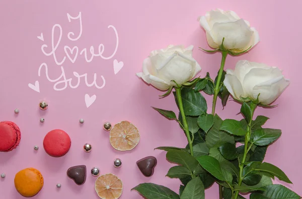 세인트 발렌타인의 날의 흰 장미, macarons 빈티지 구성 — 스톡 사진