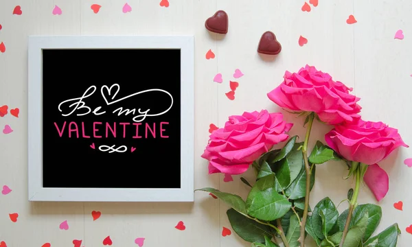 Composição vintage do Dia de São Valentim de moldura de foto branca com citação de amor — Fotografia de Stock