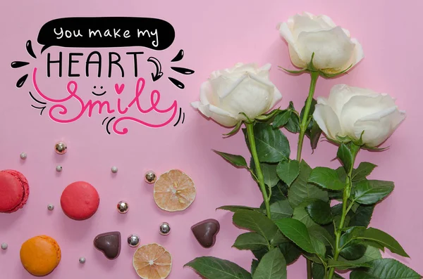 Szent Valentin nap vintage összetétele, a Fehér Rózsa, macarons — Stock Fotó