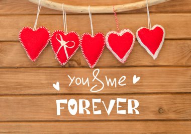 Romantik aşk kompozisyon kırmızı kalpler keçe