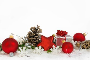 Beyaz kar taneleri ile Noel alt dekorasyon