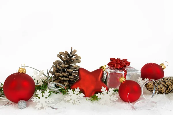 Beyaz kar taneleri ile Noel alt dekorasyon