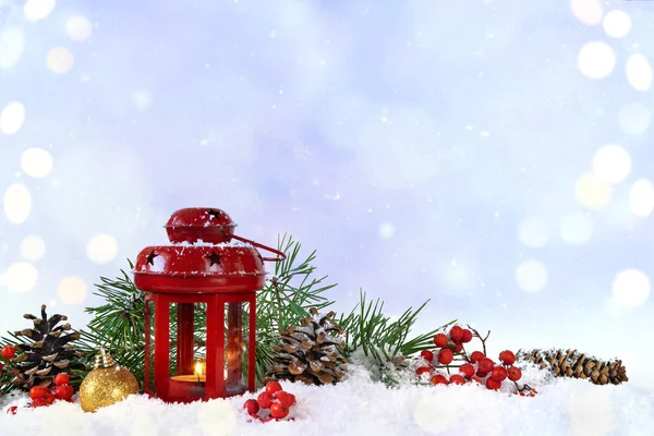 Decoración Inferior Navidad Con Linterna Conos Rrowanberries Sobre Fondo Azul —  Fotos de Stock