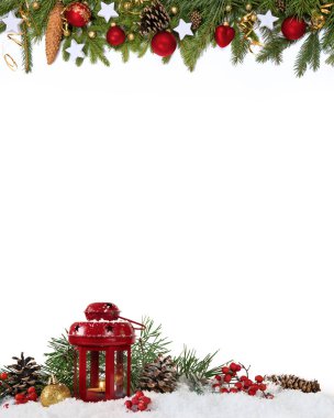 Beyaz arka planda fener, top, yıldız ve koni ile beşte dört noel süslemesi.