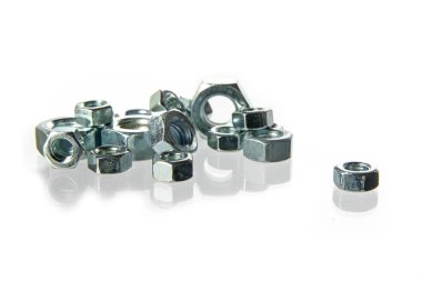 fındık çelik beyaz bir arka plan üzerinde izole bir yığın üzerinde makine vidaları için