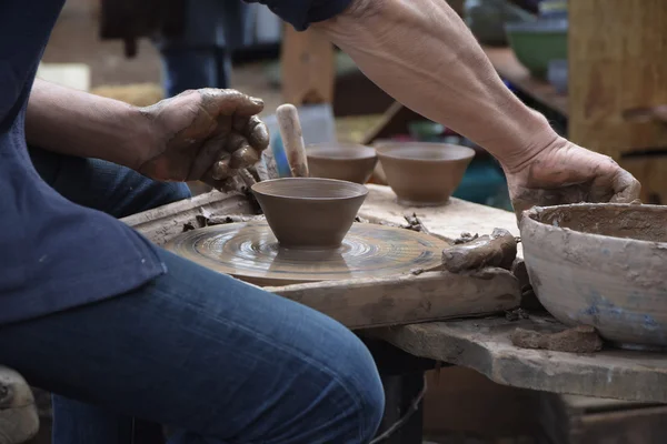 Potier création d'une nouvelle céramique d'argile sur la roue du potier dans la poterie — Photo