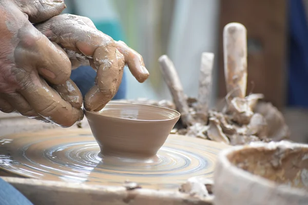 Руки гончаря створюють нову кераміку з глини на колесі в кераміці — стокове фото