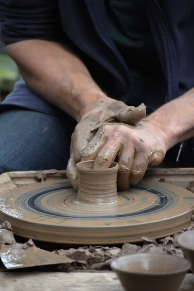 Potter, tworząc nowe ceramiczne z gliny na kole garncarskim w ceramiki — Zdjęcie stockowe