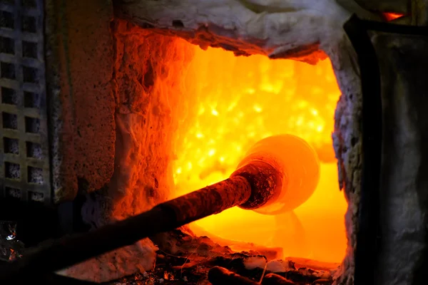 Fabricación de vidrio en un horno tradicional de un soplador de vidrio —  Fotos de Stock