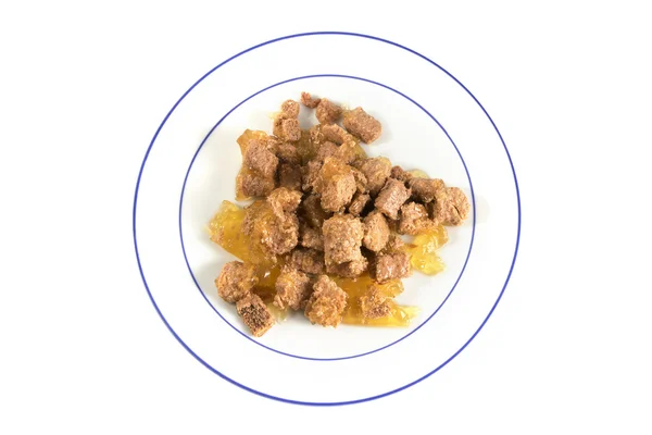 Comida para gatos o perros, comida húmeda industrial enlatada en un plato aislado en blanco — Foto de Stock