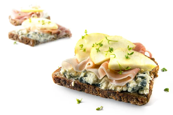 Sandwiches de grano entero con queso azul, jamón de jamón de jamón y rodajas de manzana aisladas en blanco — Foto de Stock