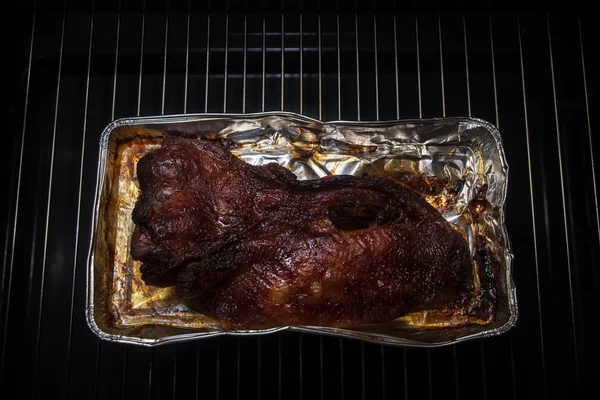 Payudara bebek goreng dalam panci aluminium di rak dalam oven dapur — Stok Foto