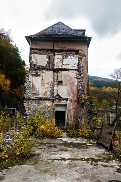 Casa deteriorada em uma paisagem de outono, metáfora para a pobreza da velhice — Fotografia de Stock