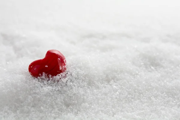 하얀 눈, 관대 한 복사 공간, 차가운 세계에 뜨거운 사랑의 발렌타인 컨셉에 레드 심장 — 스톡 사진