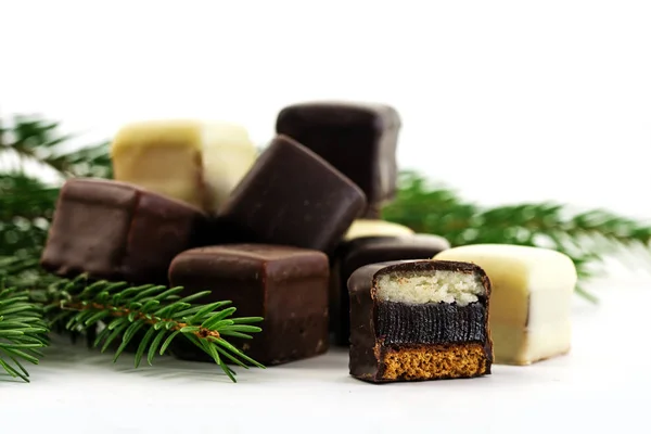 Ciasteczka świąteczne i gałęzie jodły, dominosteine, ccakes Piernik z brown i biała czekolada, marcepan i napełniania galaretki — Zdjęcie stockowe